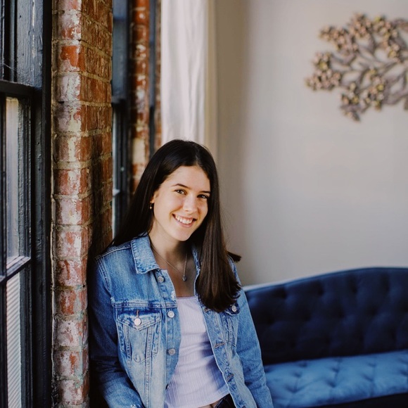 Meet your Posher, Laura - Picture 1 of 1